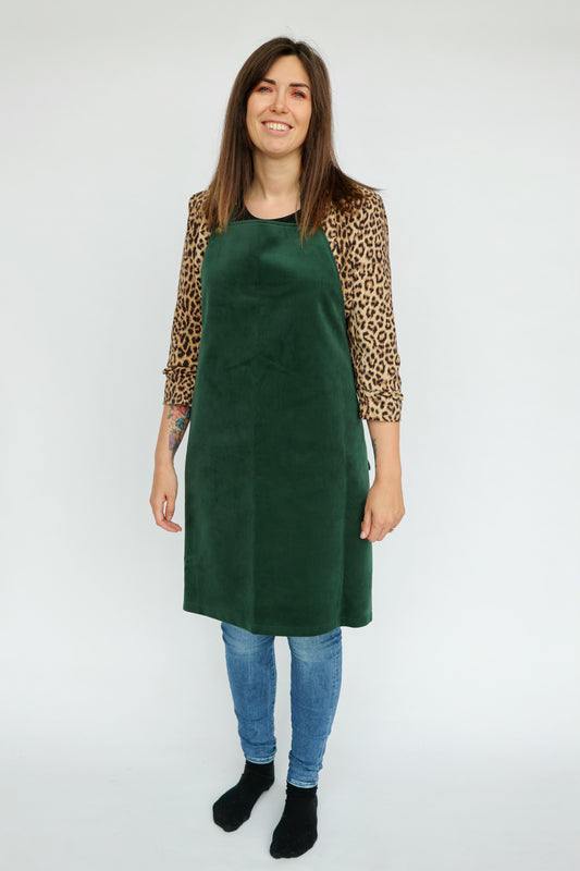 Grøn velour forklæde med messingknapper.