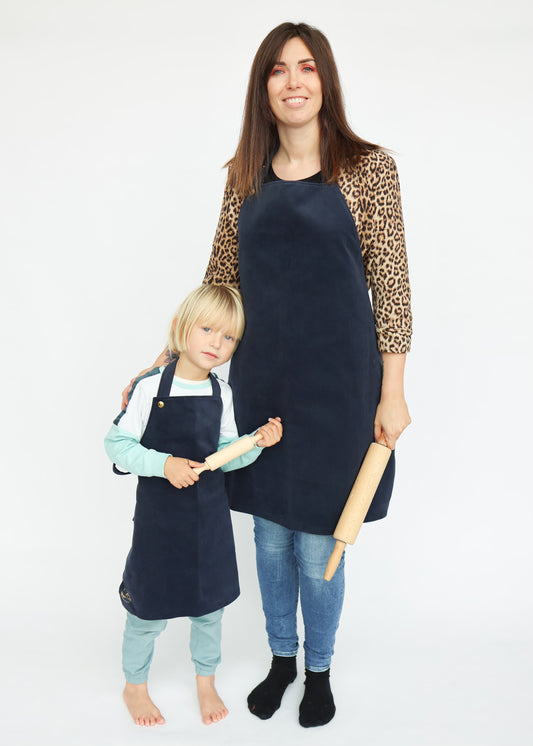 Mor og barn i matchende forklæder i mørkeblå velour.