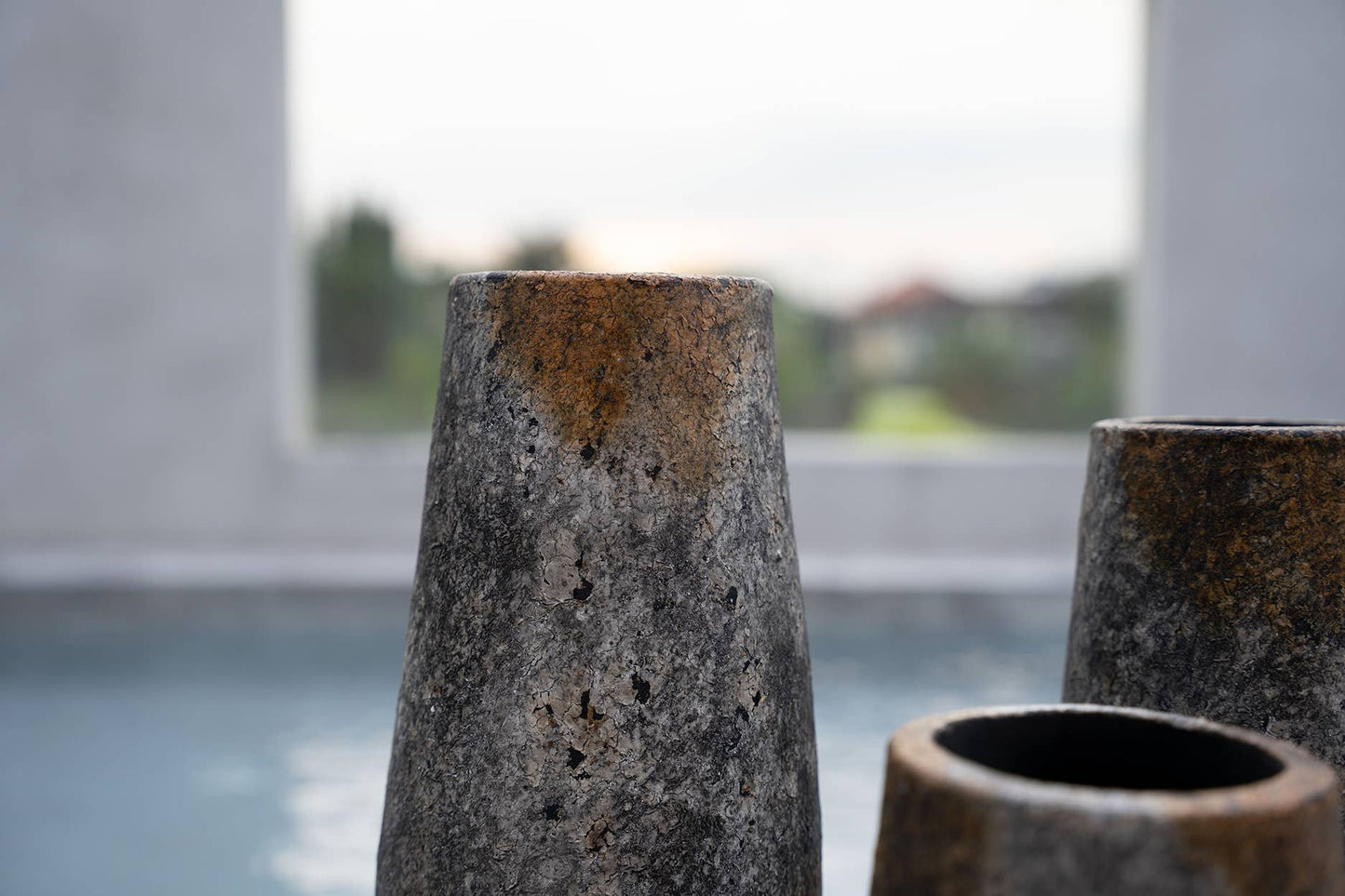 Den Uhyggelige Vase - Antik Grå - L - MoodTiles