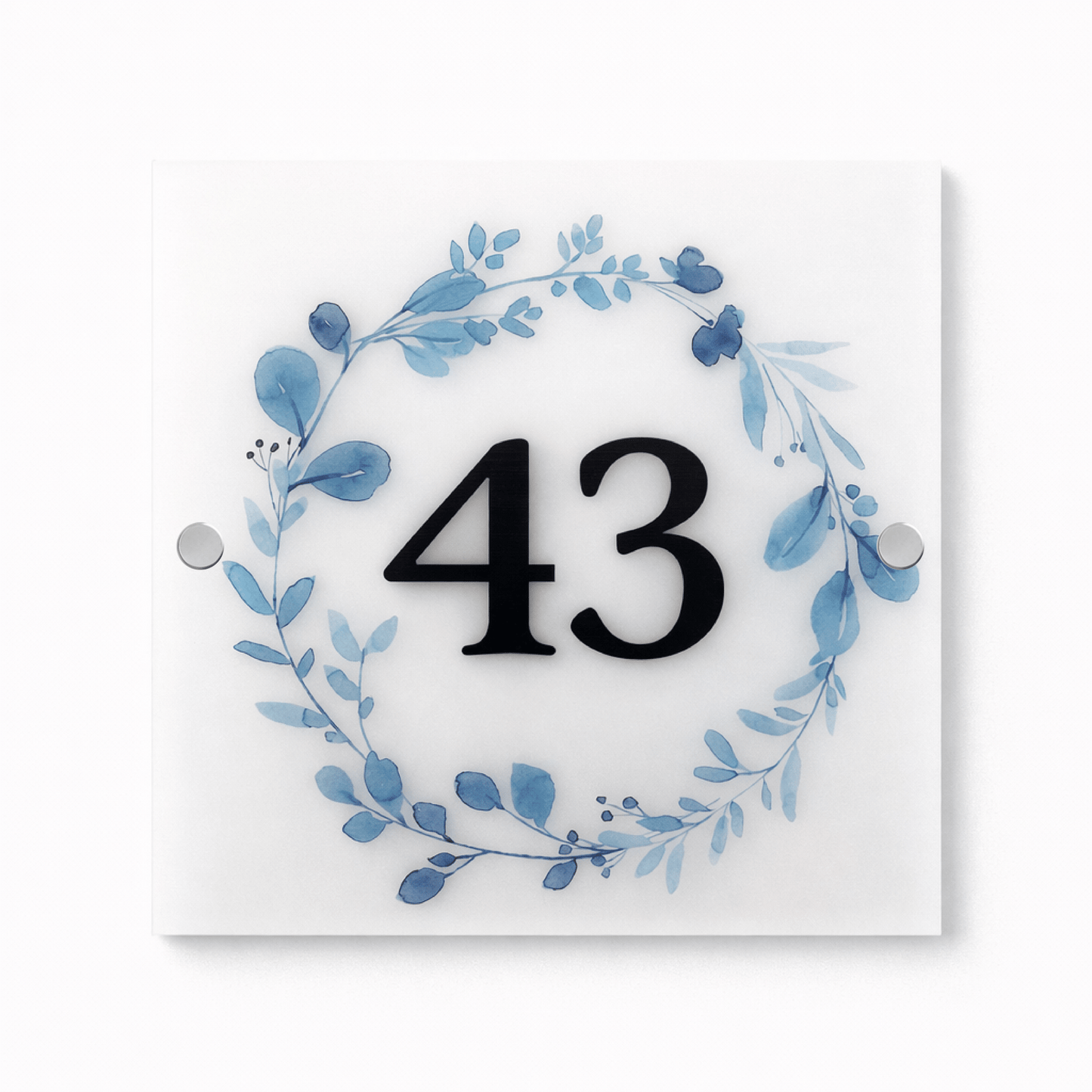 Dørskilt i frostet akryl – Blå Bladkrans & Husnummer – 20x20 cm - MoodTiles