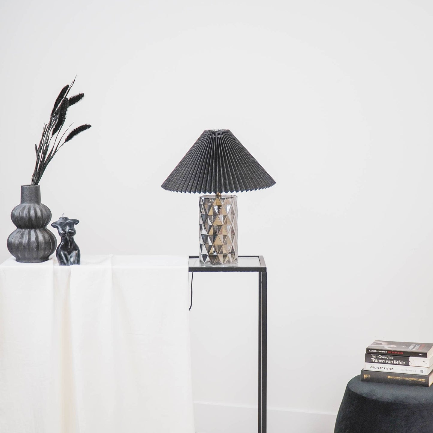 Housevitamin Bordlampe med glasfod - røgglas - MoodTiles
