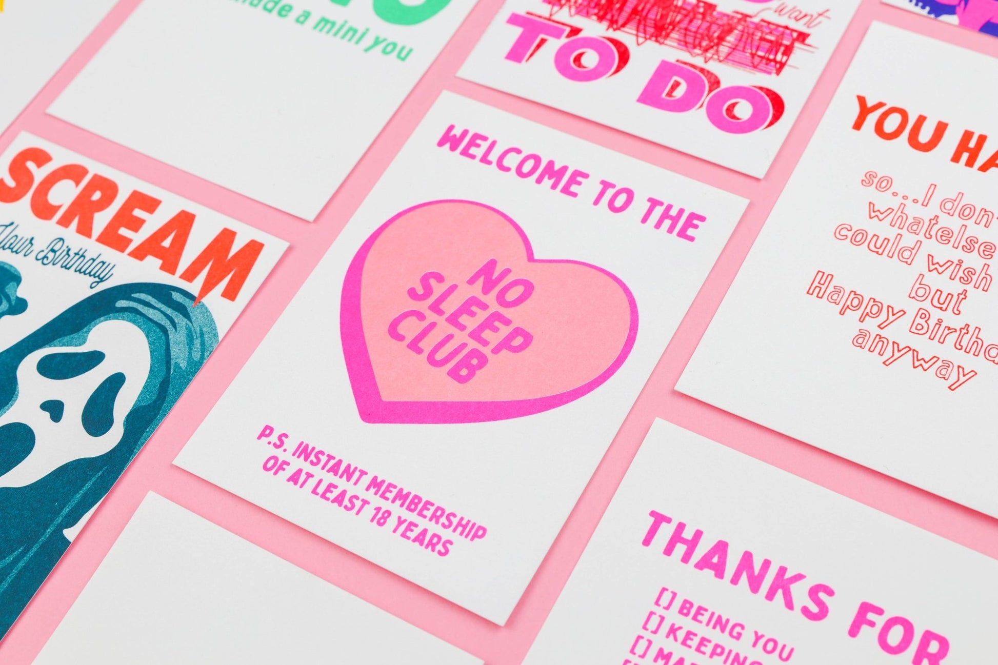 Ingen søvn klub pink neon Risograph Postkort - MoodTiles