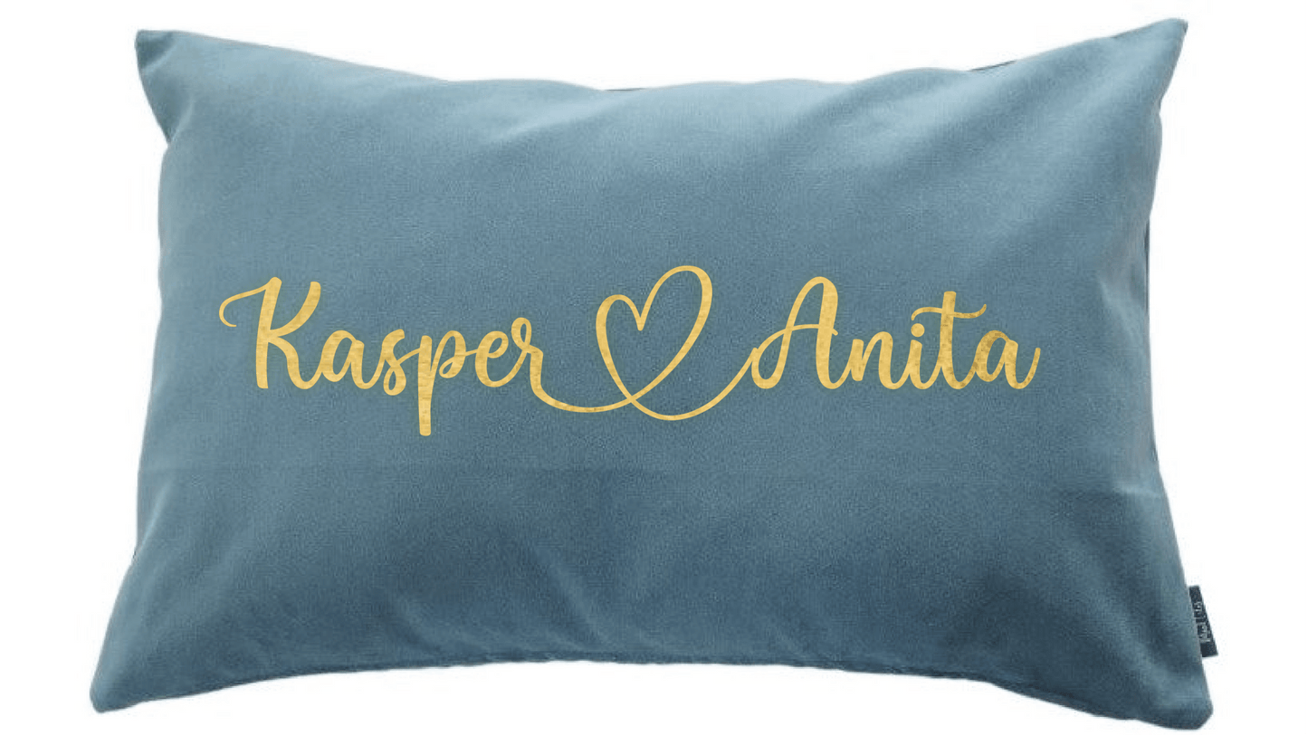 Kopi af Velourpude med navn og dato - flere farver 40x60cm - MoodTiles