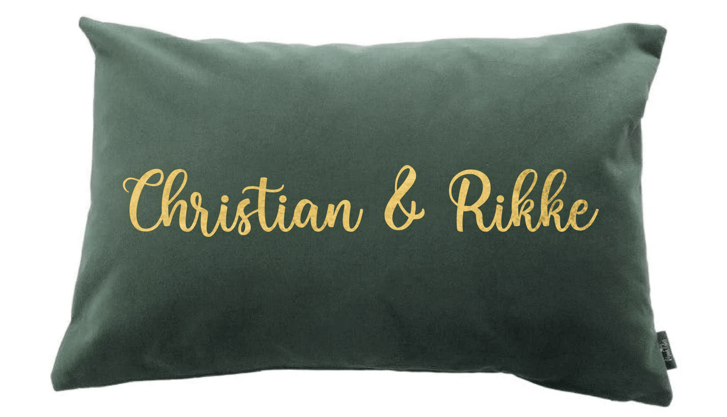 Kopi af Velourpude med navn og dato - flere farver 40x60cm - MoodTiles
