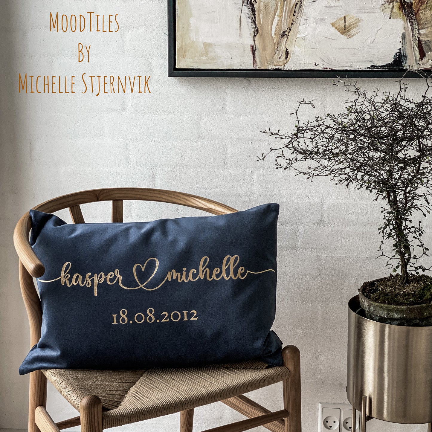 Flot og eksklusiv velourpude, pyntepuder fra MoodTiles. Med personlig tekst i guld. Fås i flere farver. Mål 40x60cm og 50x50cm