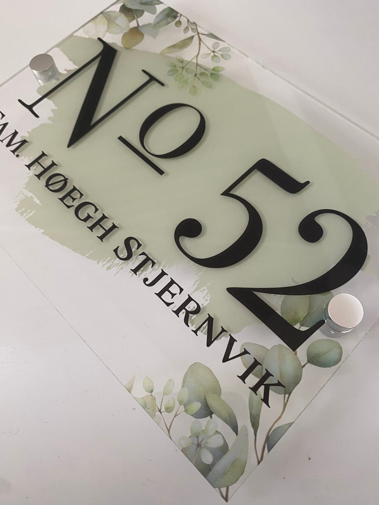 Akryl skilt med husnummer og efternavn