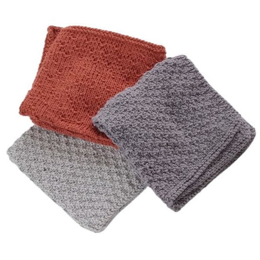 3 styks strikket karklude i farverne lys grå, mørk grå og rust. Strikket i forskellige strikmønstre. måler 25x25cm hver.