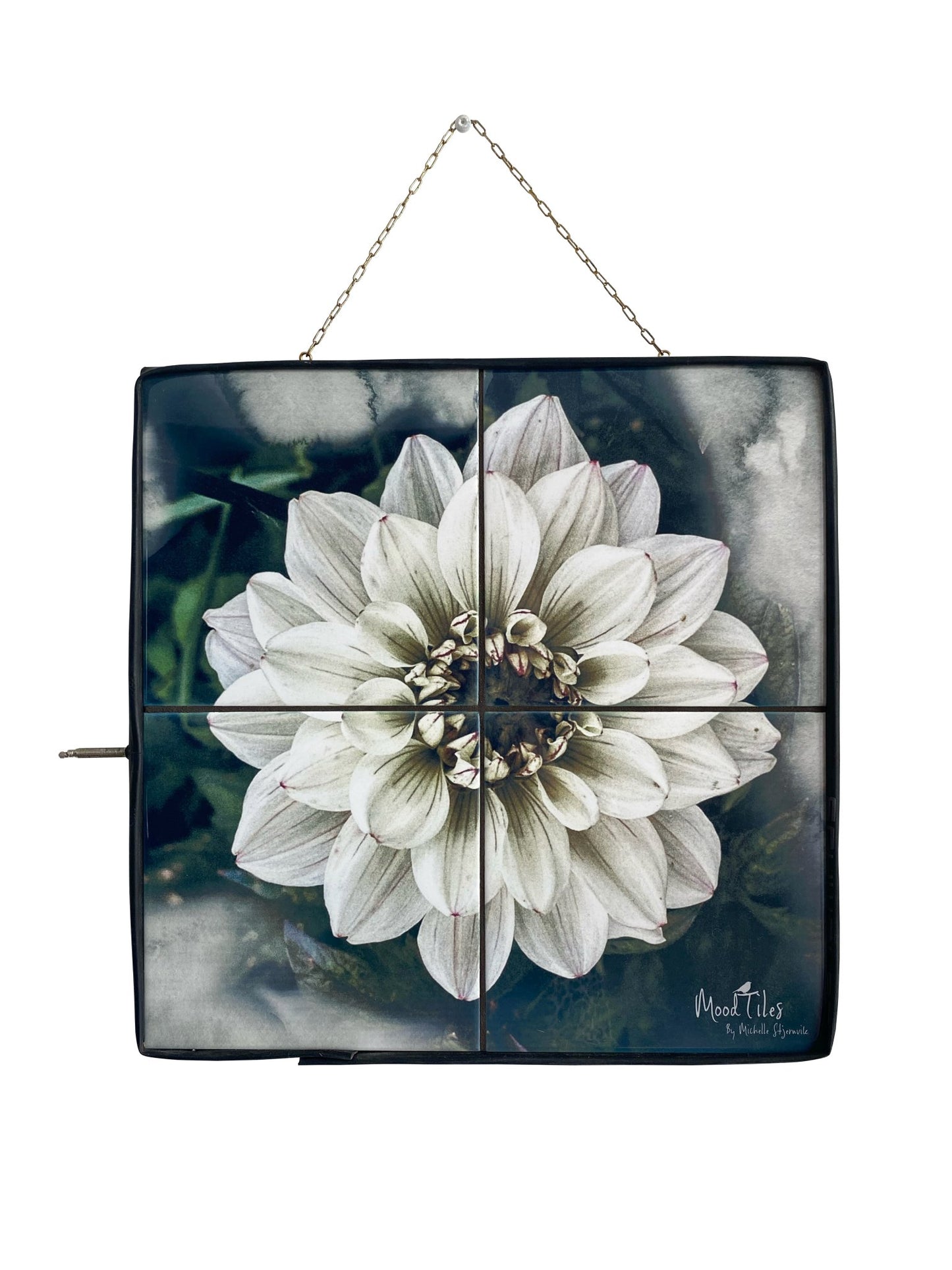 Flisebillede af Dahlia. Måler 40x40cm. Rammen er lavet af gammel cykelslange. Der er lavet ophæng af messingkæde. Fås også somPlakat