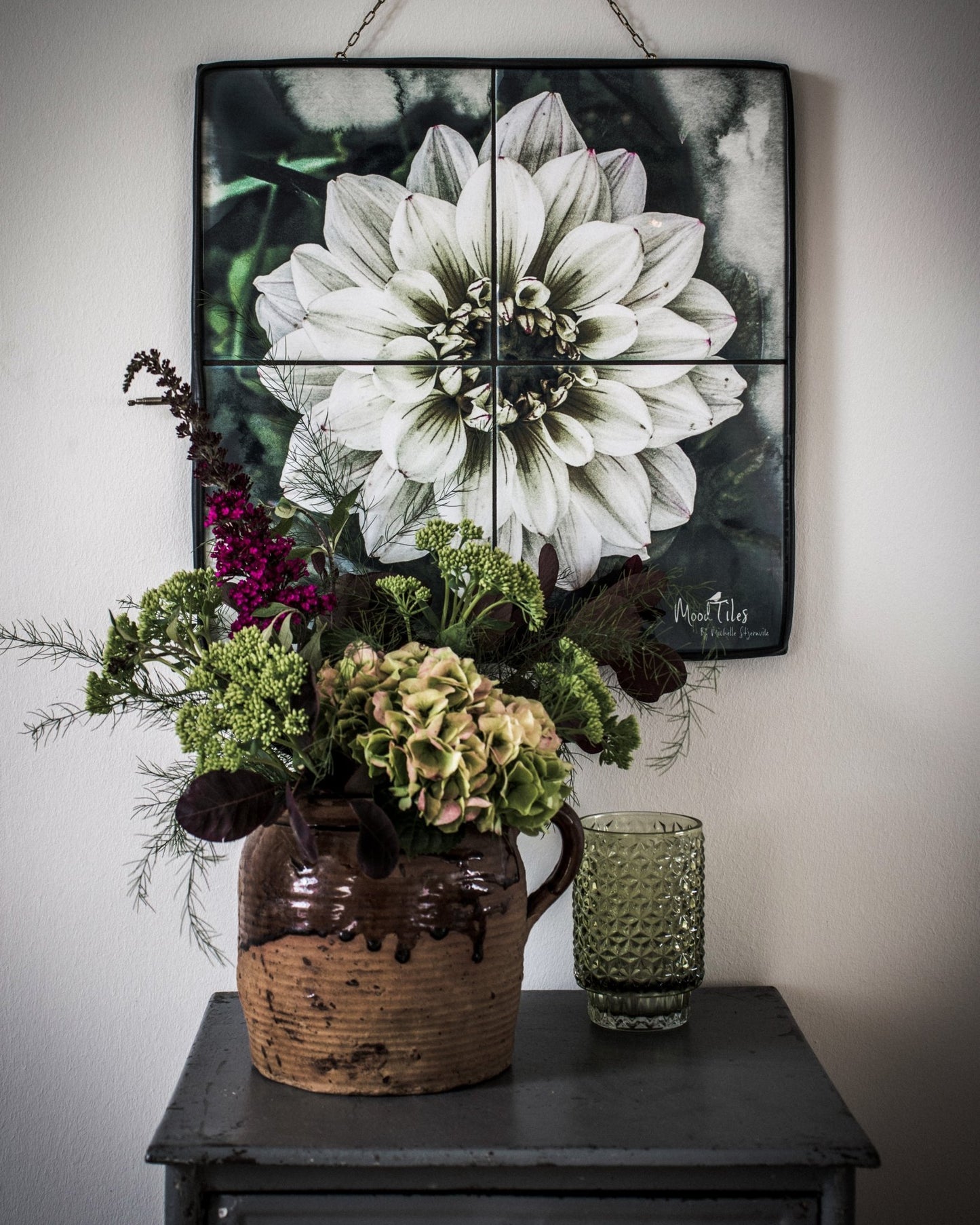 Smuk flisebillede som forestiller en hvid dahlia. rammen er en gammel upcyclet cykelslange. Til dig som godt kan li unik, vintage og fransk landstil