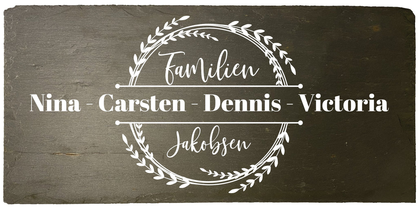 Flot dørskilt med navn fra MoodTiles. Dørskiltet er lavet af 100% natur skifer. Få dit unikke dørskilt fra MoodTiles