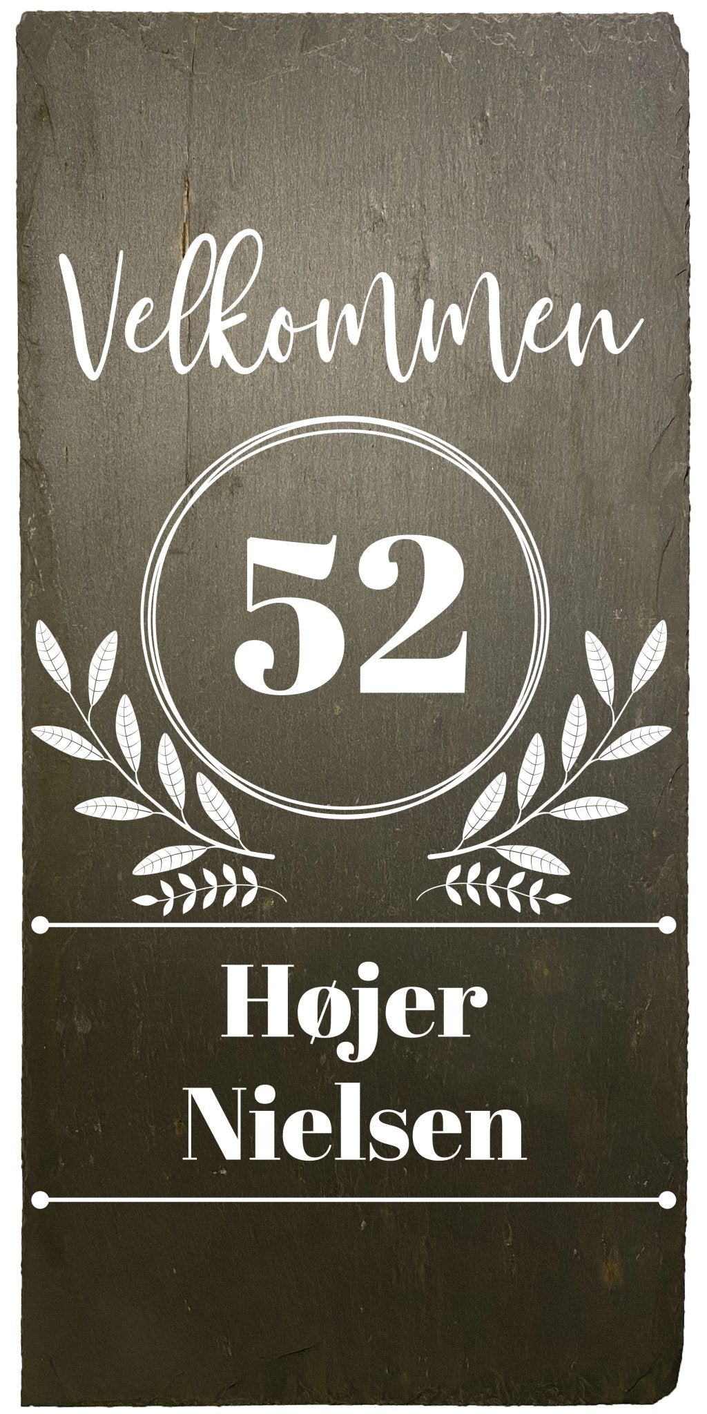 Dørskilt med husnummer og efternavn