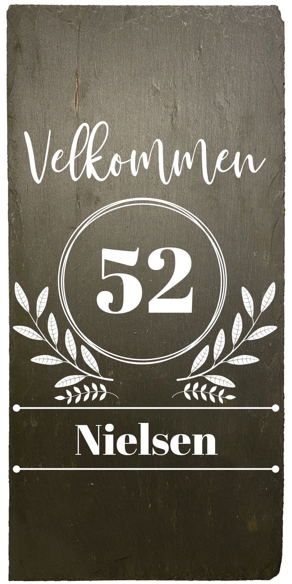 Dørskilt med husnummer og efternavn