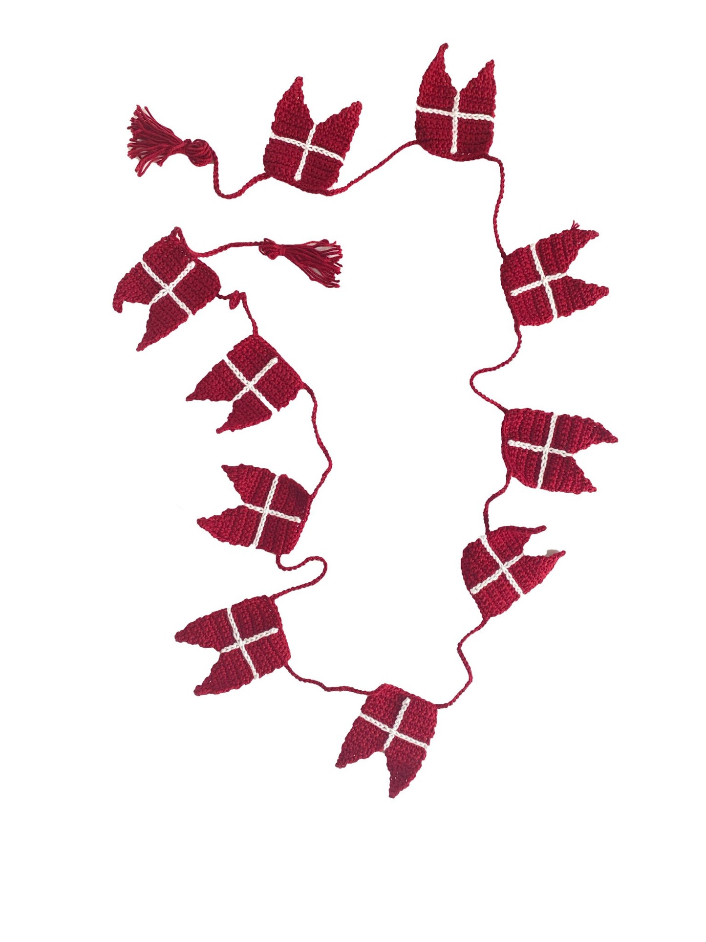 flagranke med 10 søde hæklet dannebrogs flag. med kvast i hver ende. Perfekt til juletræet eller fødselsdagsbordet.