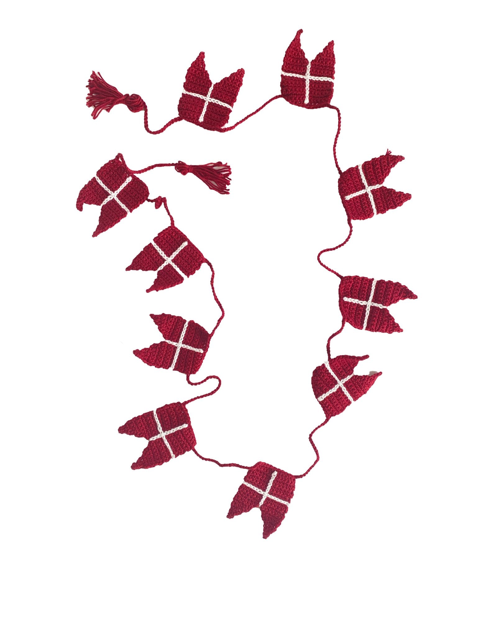 flagranke med 10 søde hæklet dannebrogs flag. med kvast i hver ende. Perfekt til juletræet eller fødselsdagsbordet.