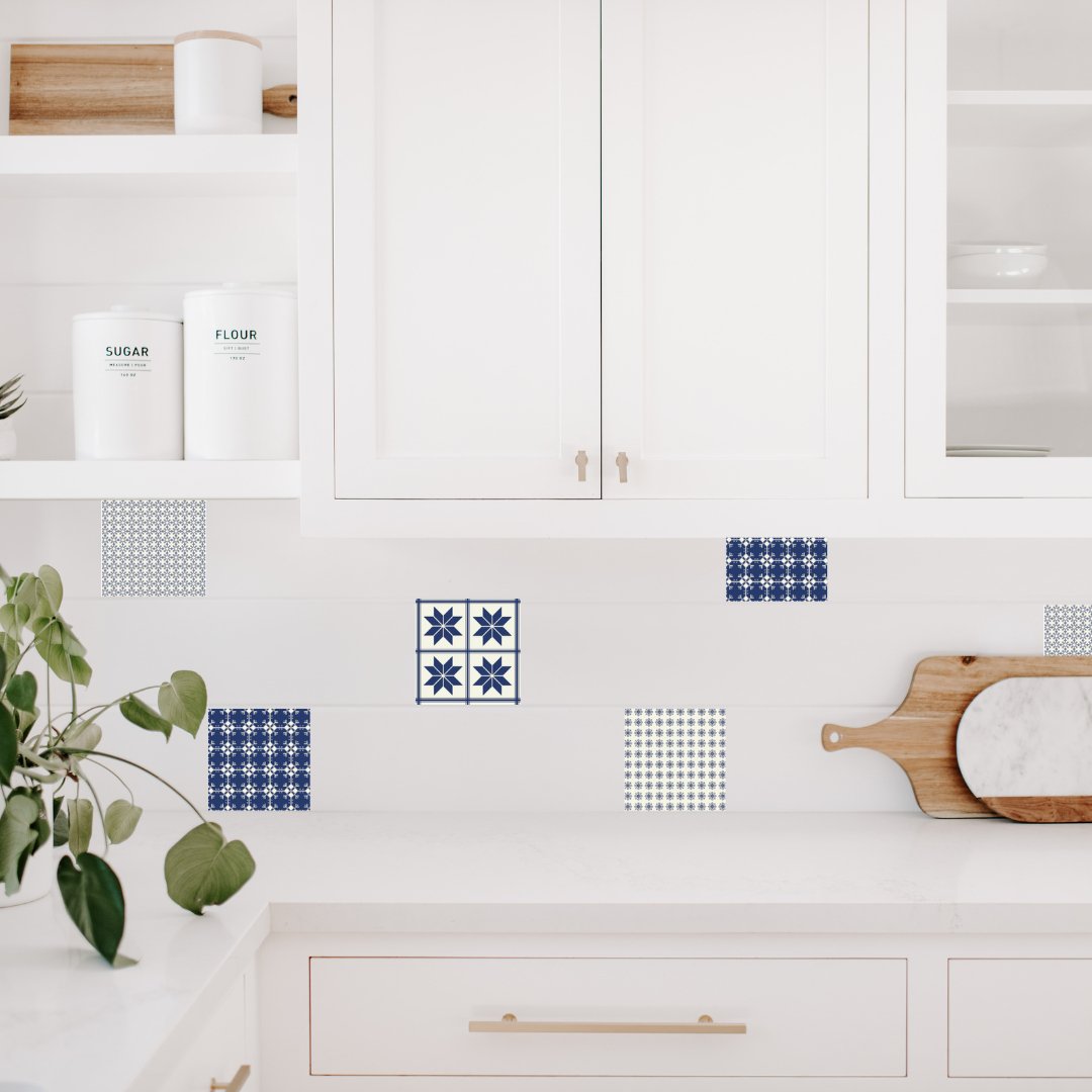 Mønstret flisestickers / fliseklistermærker i blå og cremefarver. Giver en følelse af svensk idyl