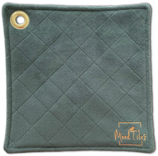 støvet grøn grydelap med lomme, så grydelappen nemt kan bruges som en grillhandske, hvor fingrene ikke bliver brændt, når fadet tages ud af ovnen. Grydelappen har en messingring i hjørnet, som gør at den kan hænge på en knap. De er to grydelapper i et sæt.