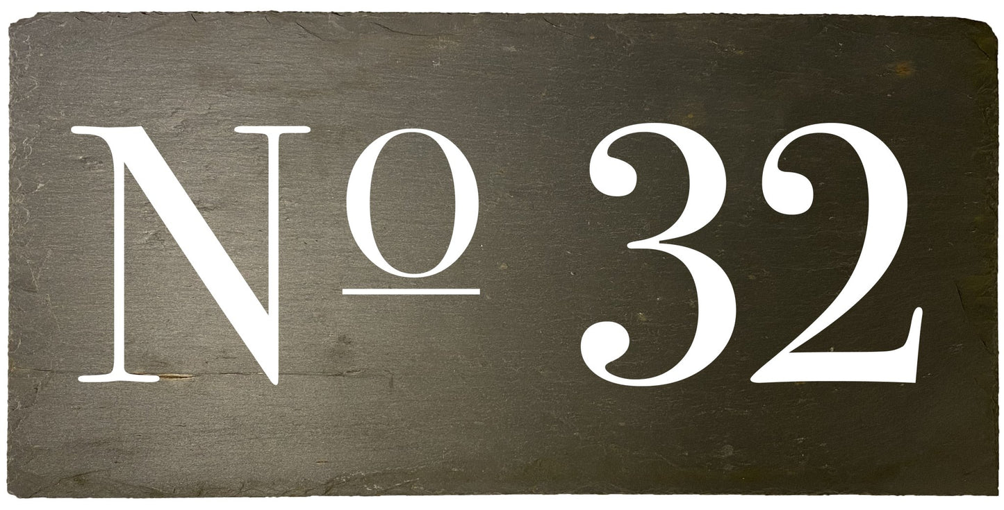 husnummer lavet på naturskifer. Simpelt og enkelt. måler 20x40cm. Flot dørskilt lavet ud af skifer