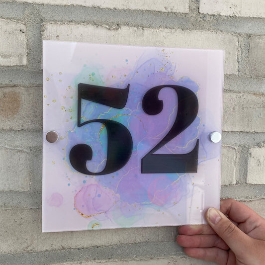 Husnummer på akrylplade med afstandsbeslag