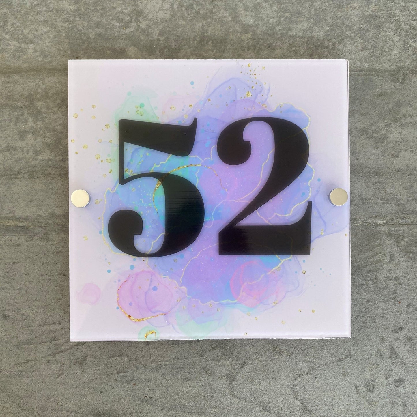 Dørskilt med husnummer. Lavet på akyl