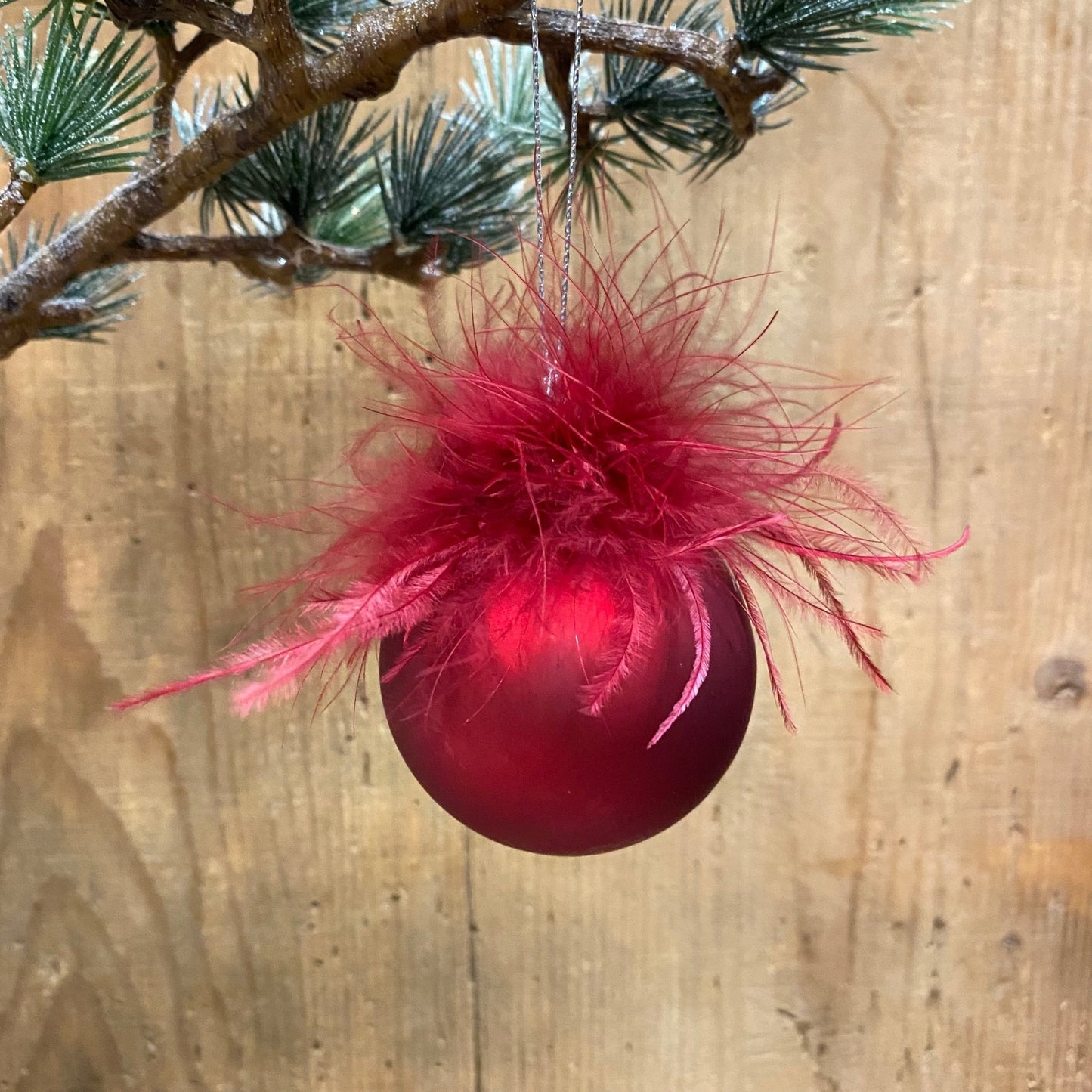rød julekugle med fjer