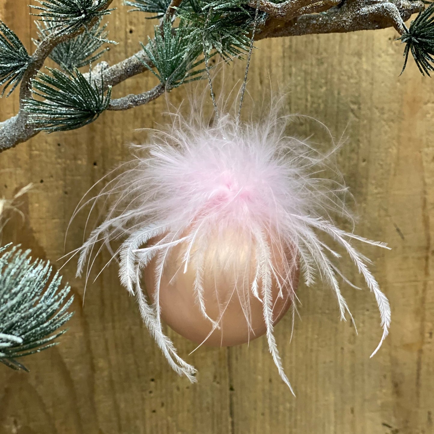 lyserød julekugle med fjer. Årets julepynt