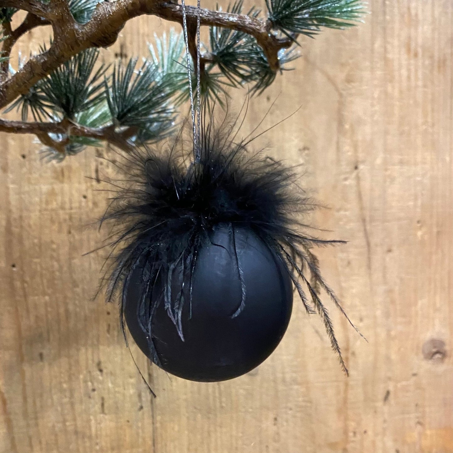sort julekugle med fjer. Glaskugle