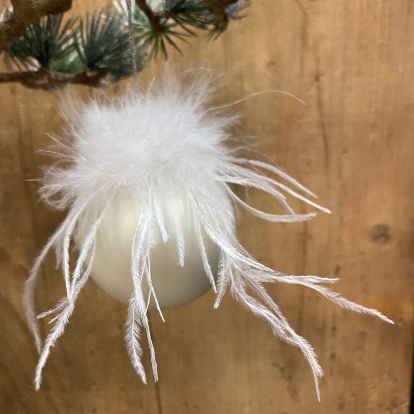 hvid julekugle med fjer. Årets julepynt