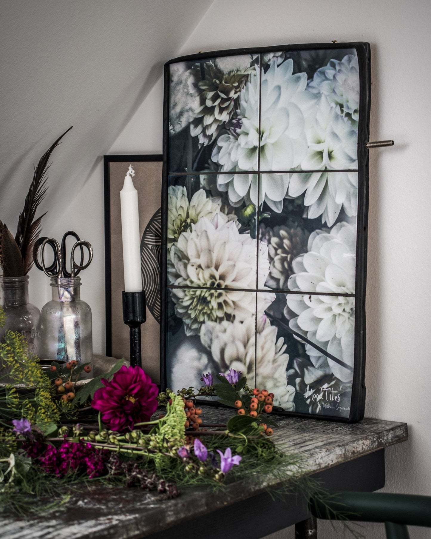 flisebillede med hvide dahlia. Genanvendt cykelslage til ramme. Smuk og unik billede til væggen