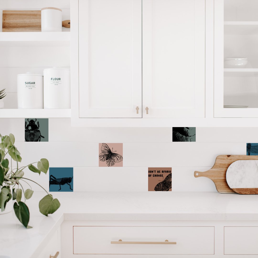 Hvidt køkken med flisestickers med insekter i skønne farver, som giver spil og liv til køkkenet.