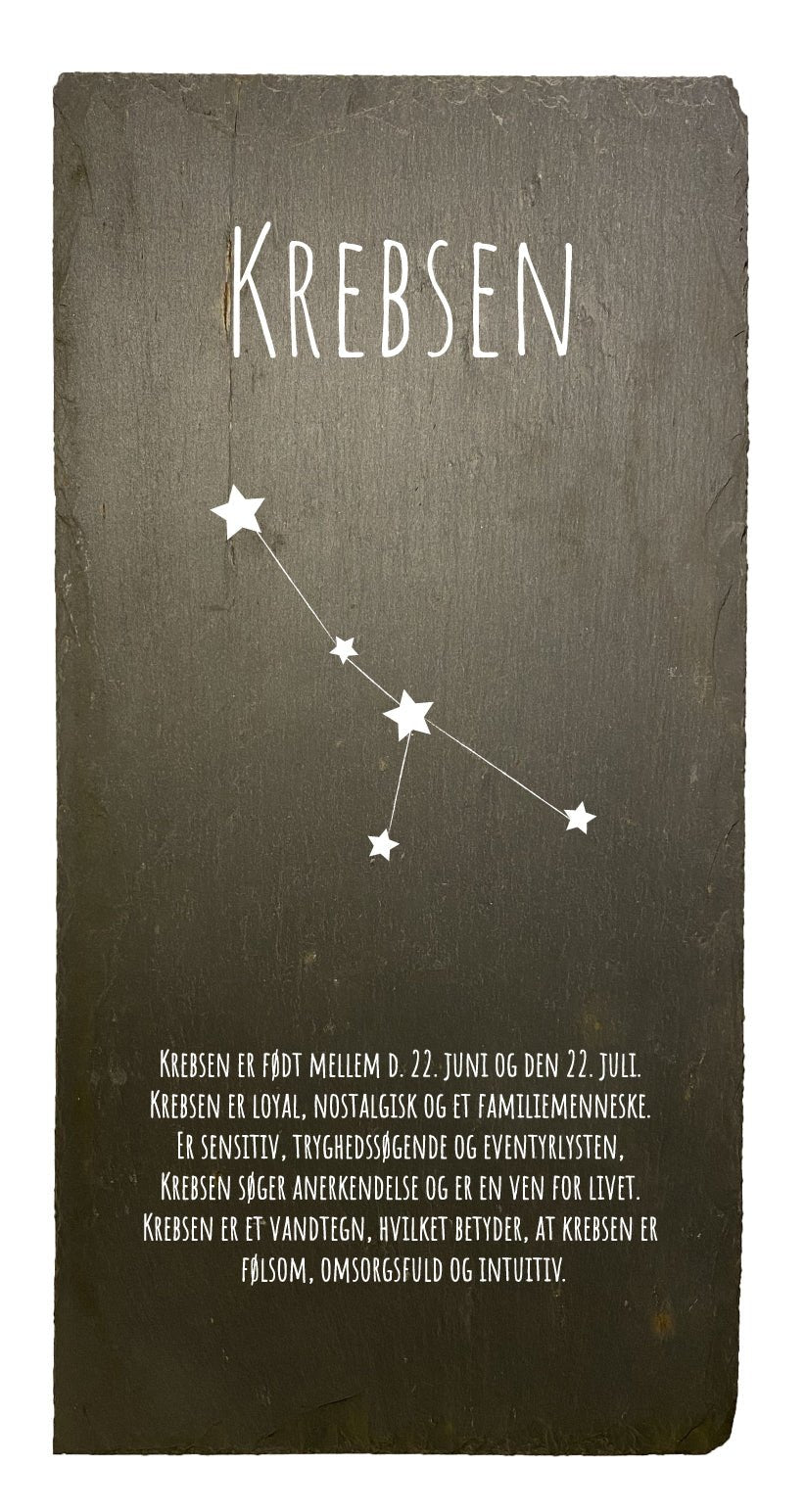 Smukt stjernetegn lavet på en skiferplade som måler 20x40cm. Der er tale om genbrugsskifer fra gamle bygninger i Danmark, der må derfor forventes patina og brugsspor. Hvert stjernetegn er der unik og kan godt afvige fra hinanden i skiltets udtryk.