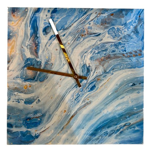 Flot vægur med blå marmor effekt. Uret har messingvisere og måler 30x30 cm. Uret er firkantet.