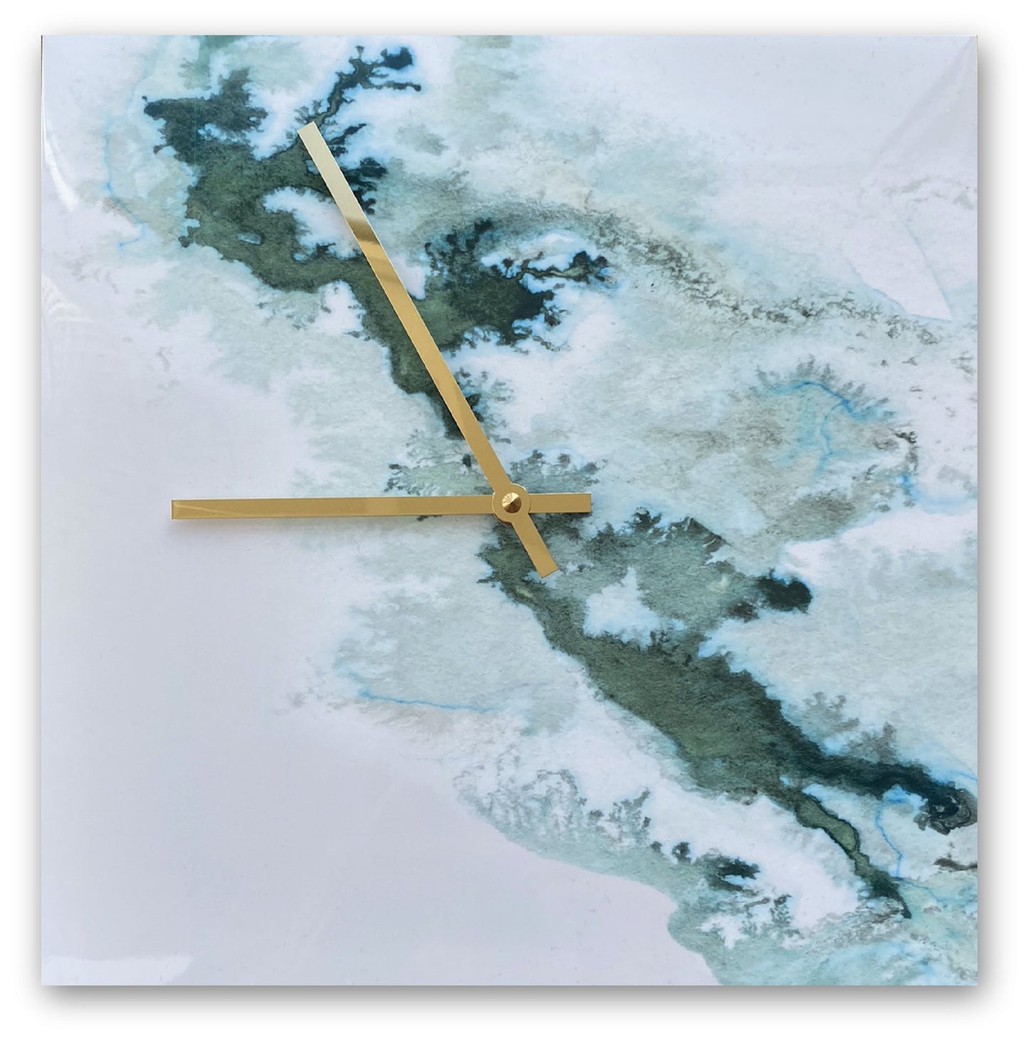 Flot vægur i grønne og hvide farver. Såkaldt watercolor effekt. Uret er med messing visere og har et lydløst urværk. Væguret måler 30x30 cm