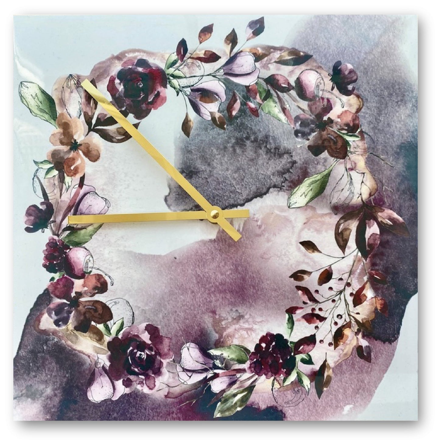 Vægur fra MoodTiles med messing visere. Ur i lilla farver med en smuk blomsterkrans med watercolor effekt
