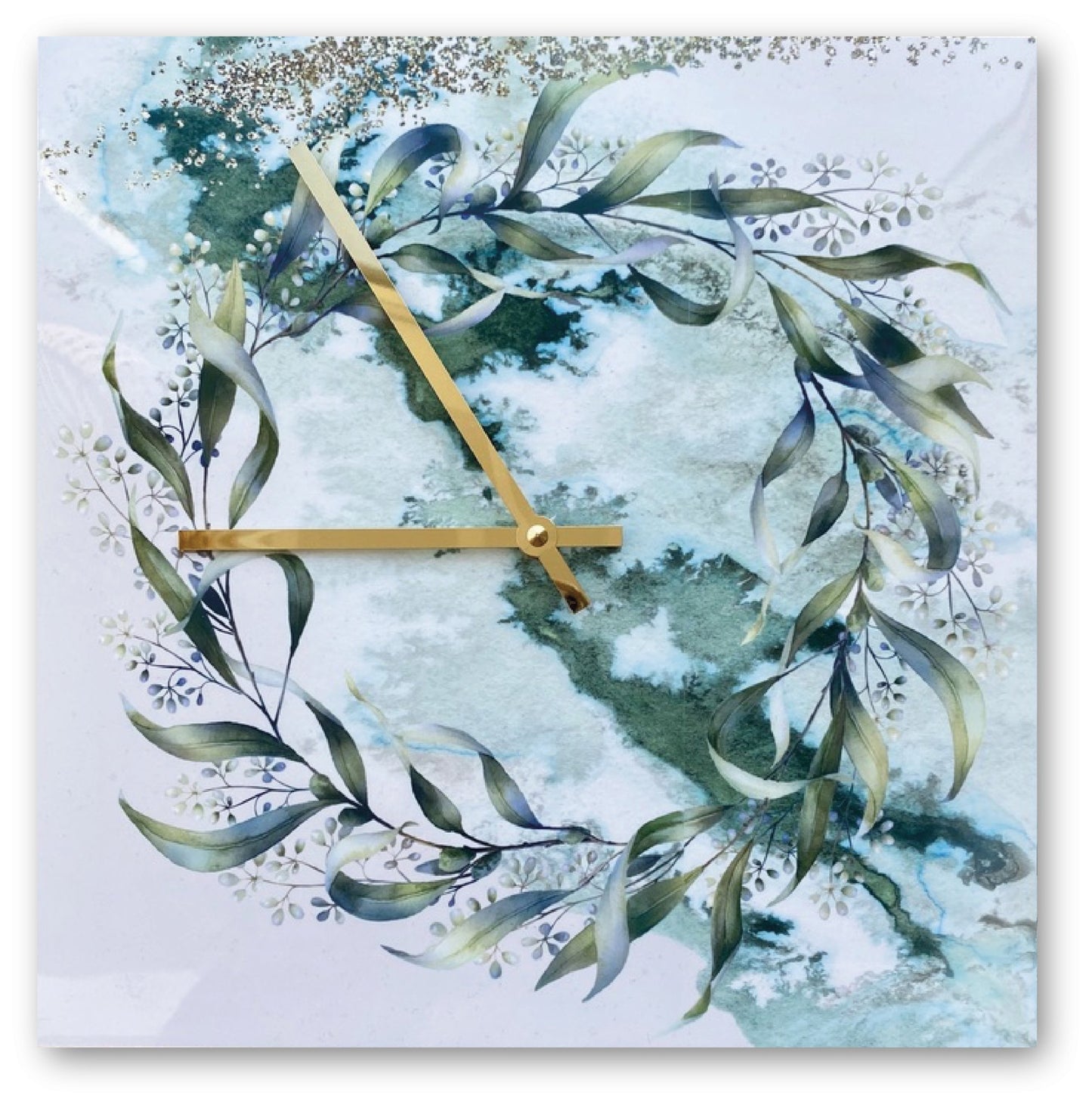 Vægur fra MoodTIles med messing visere. Uret er firkantet og har et smukt motiv af en oliven krans. Uret er lavet i grønne farver. Tidsløst design