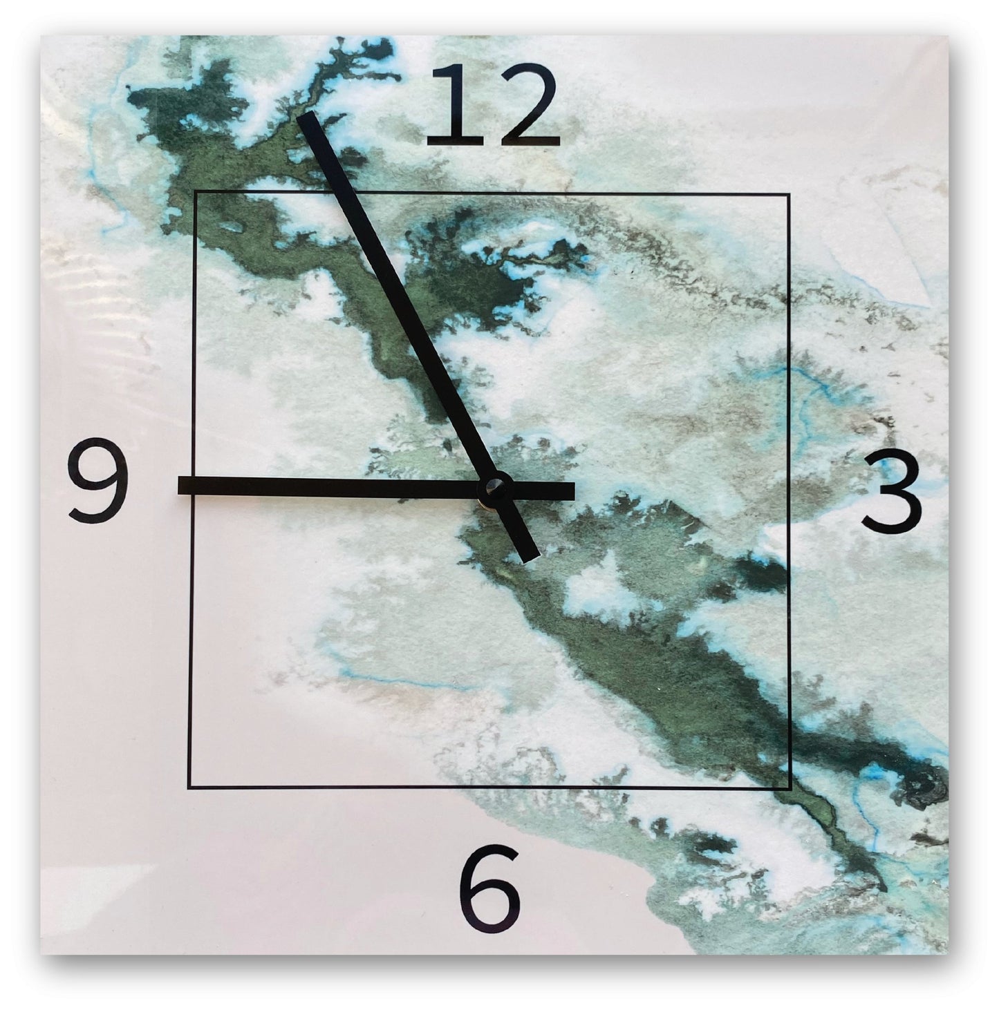 Flor vægur lavet på en keramisk flise, hvilket giver uret glas og liv. Væguret er i grønne nuancer - såkaldt watercolor effekt. Uret har tal i sort og sorte visere, så du let kan se hvad klokken er