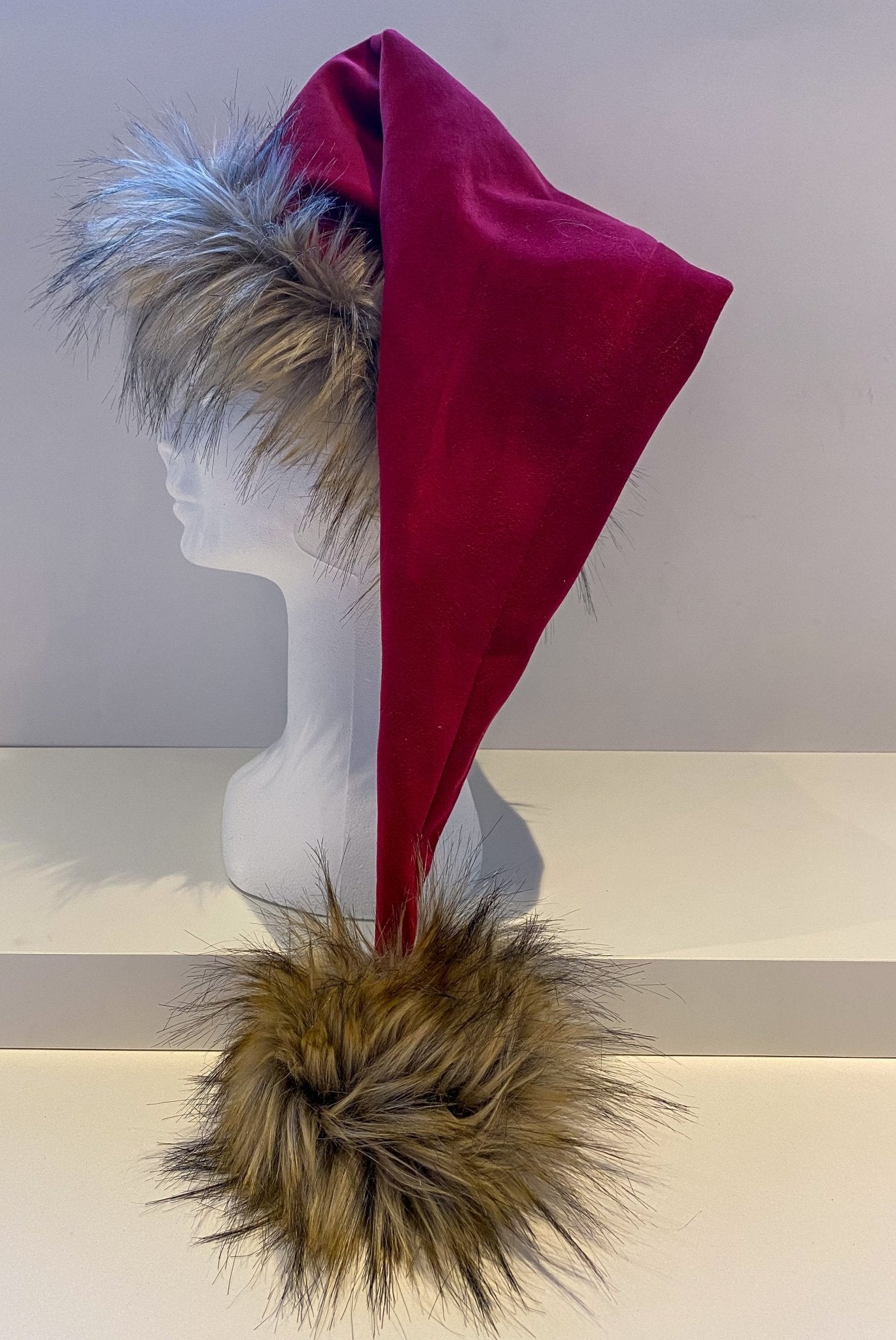 Smuk nissehue med brun pelskant. Rød velour. Ligner en skovnisse. Kvalitet og unik julehue. Perfekt til jul