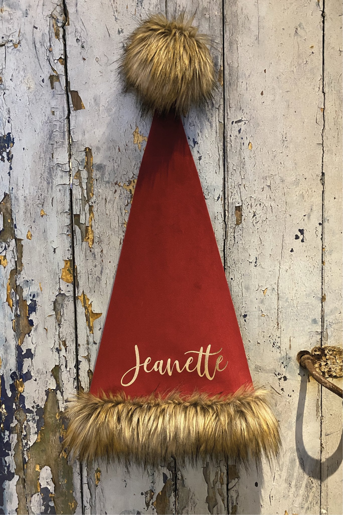 Nissehue med navn RØD