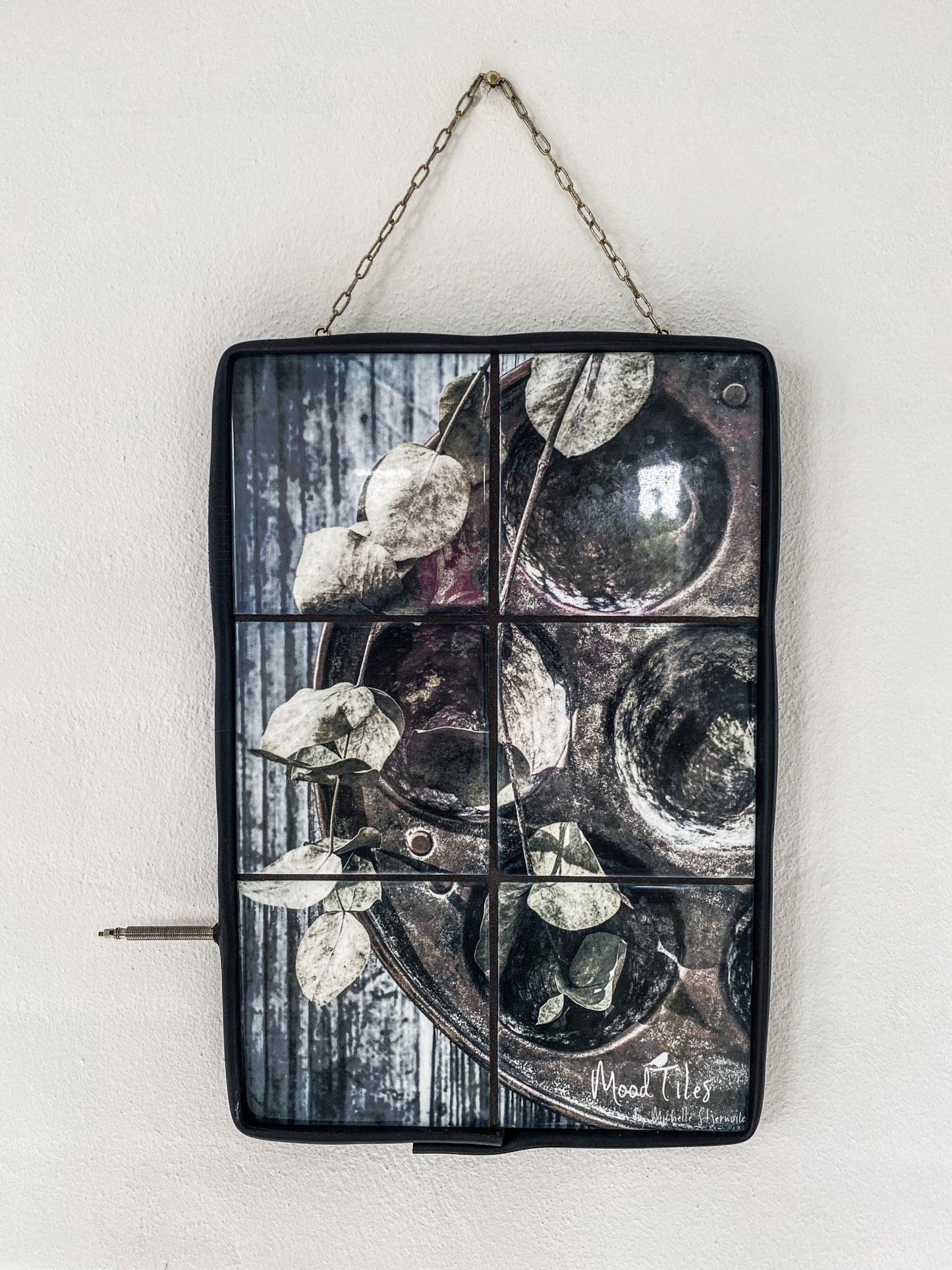 Smukt flisebillede som er et fotografi af en gammel kobber æbleskive pande. Ramme af cykelslange og messing kæde til ophæng. måler 22x34cm