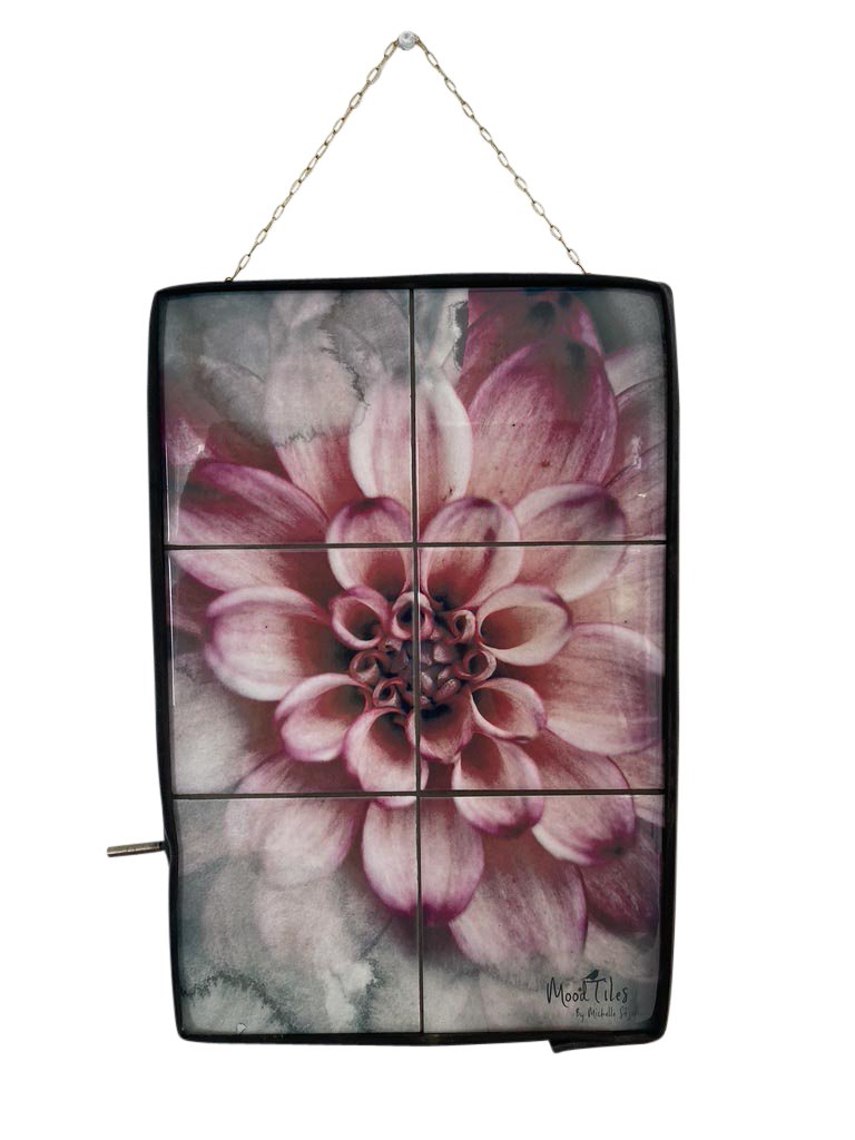 Smuk flisebillede med motiv af dahlia i pink nuance. Måler 30x45cm. Rammen består af upcyclet cykelslange og ophænget er en messingkæde