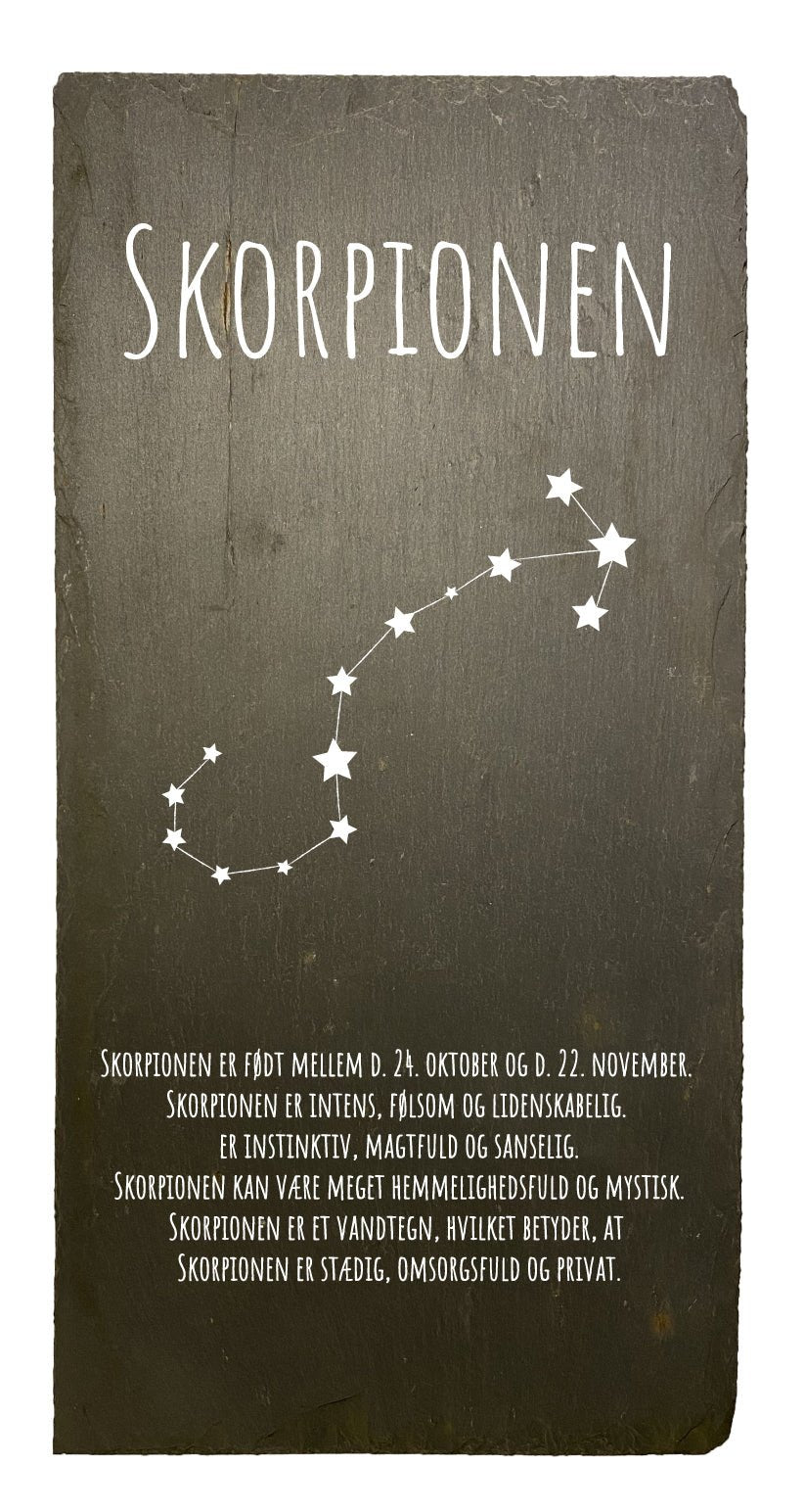 Smukt stjernetegn lavet på en skiferplade som måler 20x40cm. Der er tale om genbrugsskifer fra gamle bygninger i Danmark, der må derfor forventes patina og brugsspor. Hvert stjernetegn er der unik og kan godt afvige fra hinanden i skiltets udtryk.
