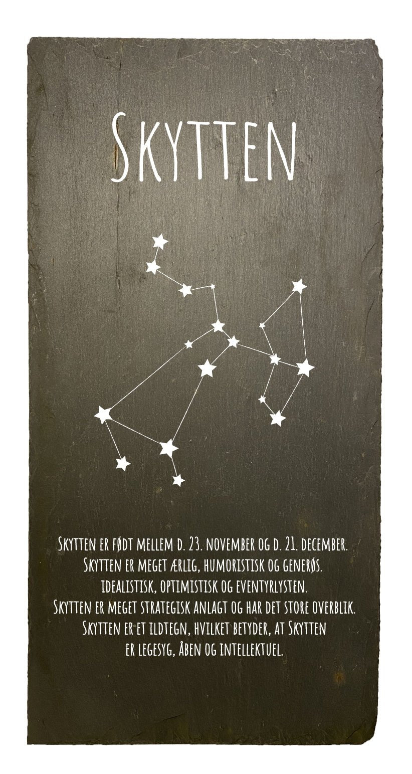 Smukt stjernetegn lavet på en skiferplade som måler 20x40cm. Der er tale om genbrugsskifer fra gamle bygninger i Danmark, der må derfor forventes patina og brugsspor. Hvert stjernetegn er der unik og kan godt afvige fra hinanden i skiltets udtryk.