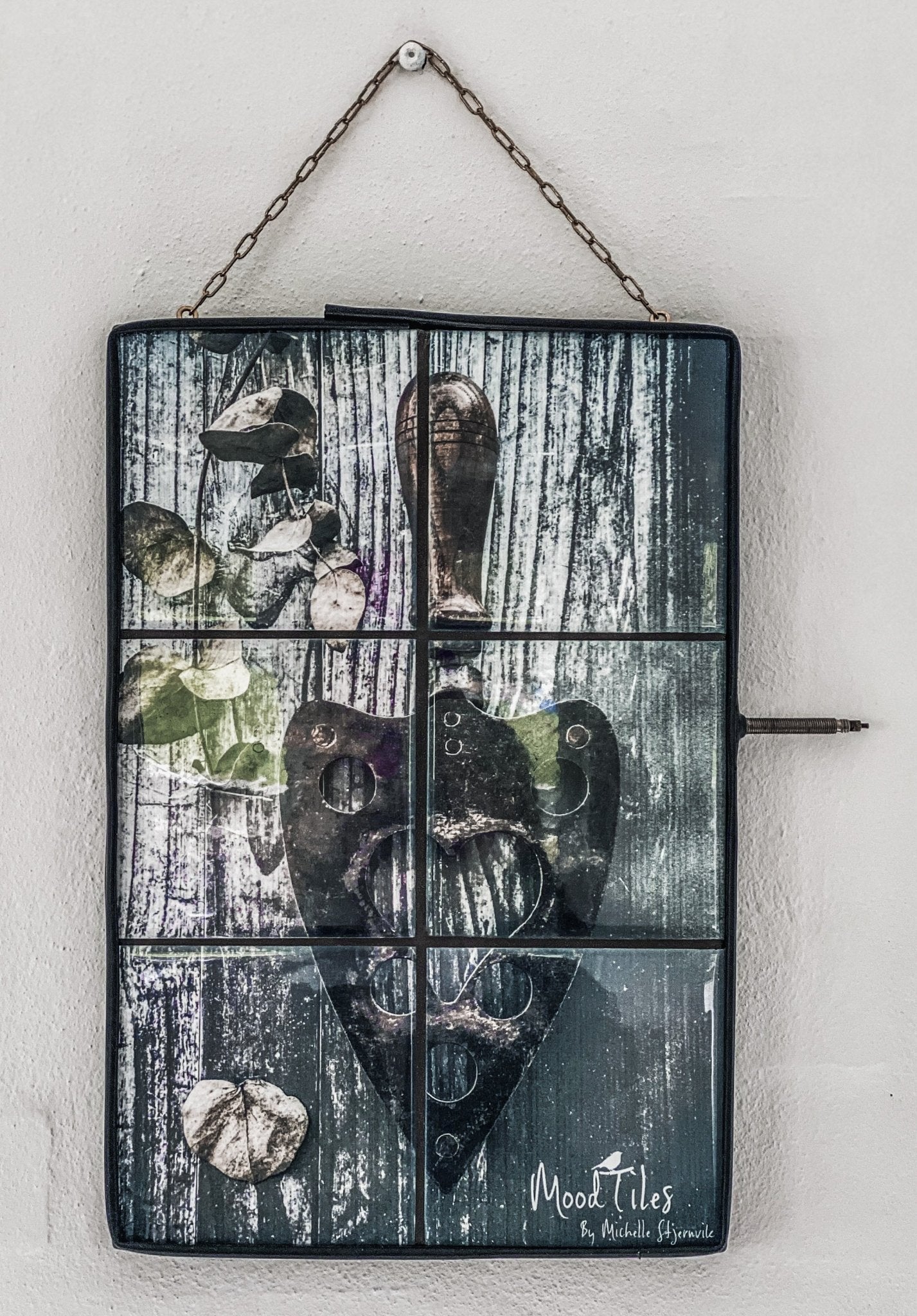 Smuk og elegant flisebillede af et gammelt strygejern. Ramme af cykelslange og ophæng af rustik messingkæde. mål 22x34cm. Virkelig smuk på din billedvæg