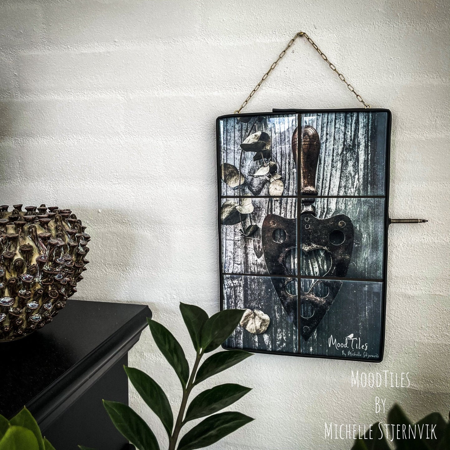 Smuk og elegant flisebillede af et gammelt strygejern. Ramme af cykelslange og ophæng af rustik messingkæde. mål 22x34cm. Virkelig smuk på din billedvæg