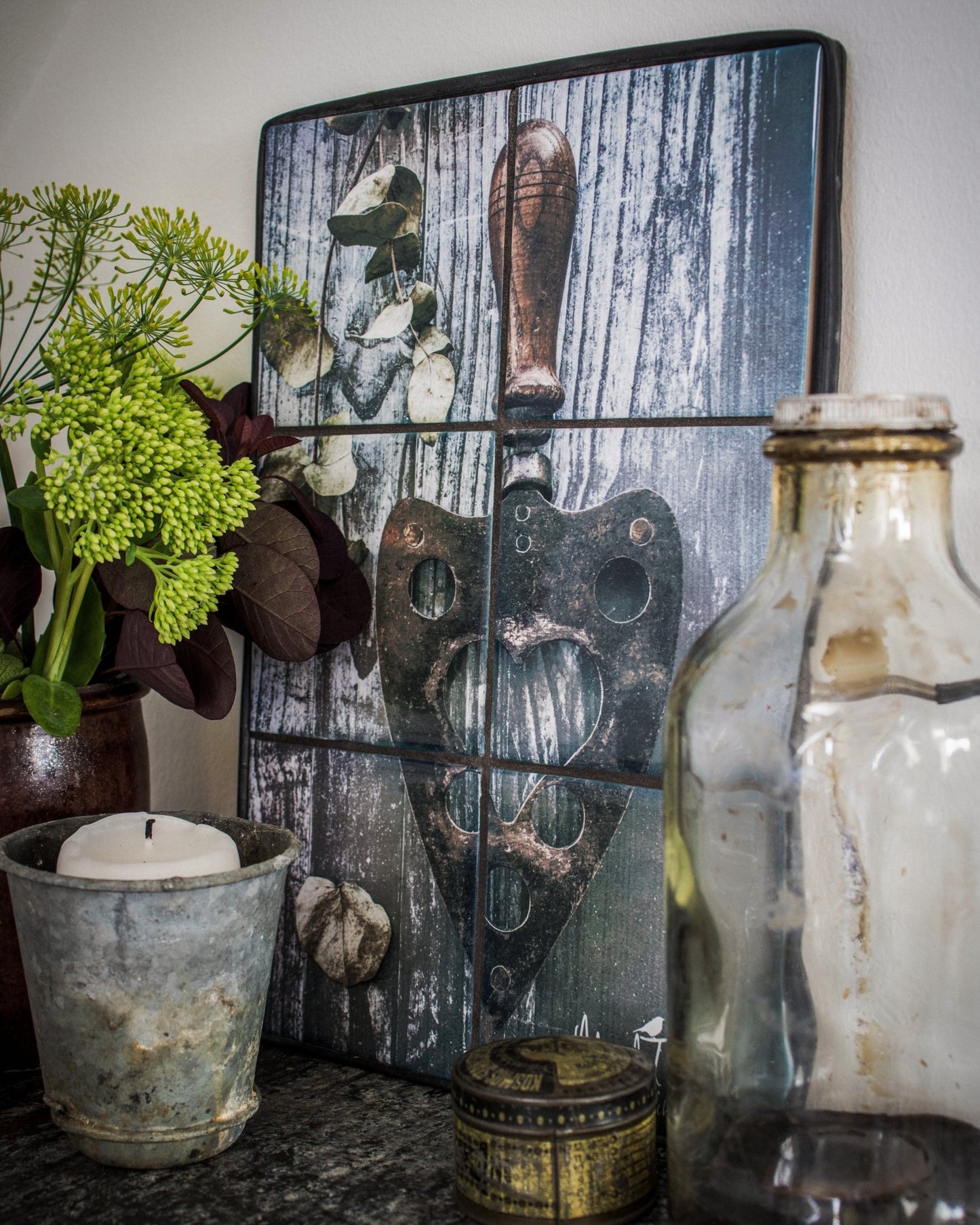 vintage flasker og vintage glas. En smuk kombi sammen med det unikke og anderledes flisebillede fra MoodTiles. Forestiller et gammelt strygejern. Perfekt til dig som godt kan lide en chik rustik stil eller fransk landstil. rammen er lavet af en gammel upcyclet cykelslange