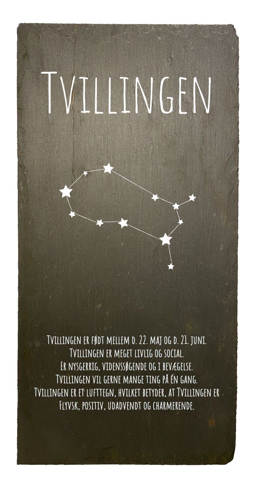 Smukt stjernetegn lavet på en skiferplade som måler 20x40cm. Der er tale om genbrugsskifer fra gamle bygninger i Danmark, der må derfor forventes patina og brugsspor. Hvert stjernetegn er der unik og kan godt afvige fra hinanden i skiltets udtryk.