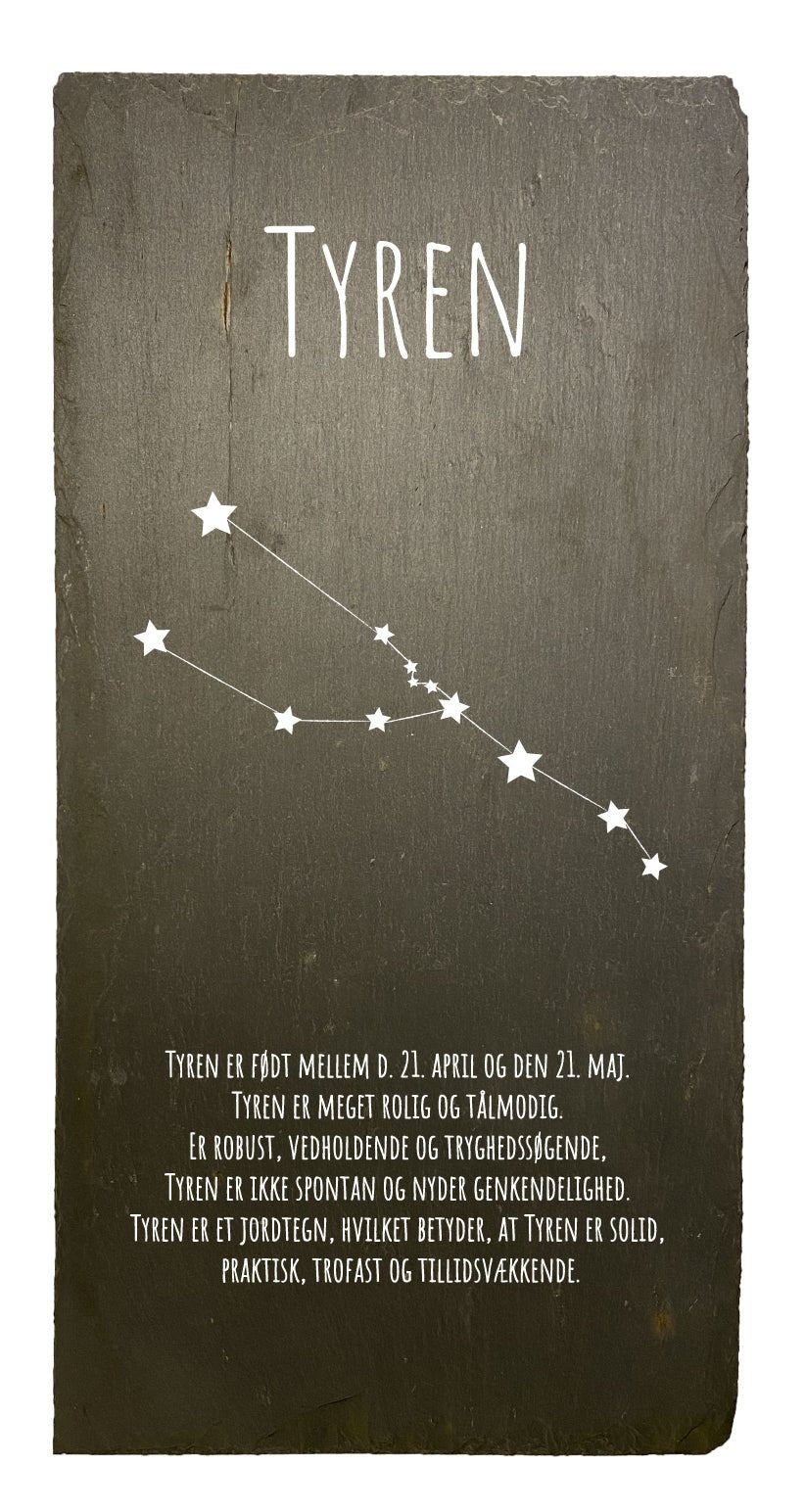 Smukt stjernetegn lavet på en skiferplade som måler 20x40cm. Der er tale om genbrugsskifer fra gamle bygninger i Danmark, der må derfor forventes patina og brugsspor. Hvert stjernetegn er der unik og kan godt afvige fra hinanden i skiltets udtryk.