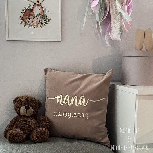 Velourpude m. egen tekst 50x50cm - MoodTiles