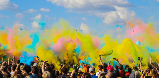 VÆGMALERI MED FARVEFULDE FORTÆLLINGER INSPIRERET AF COLOR RUN - MoodTiles