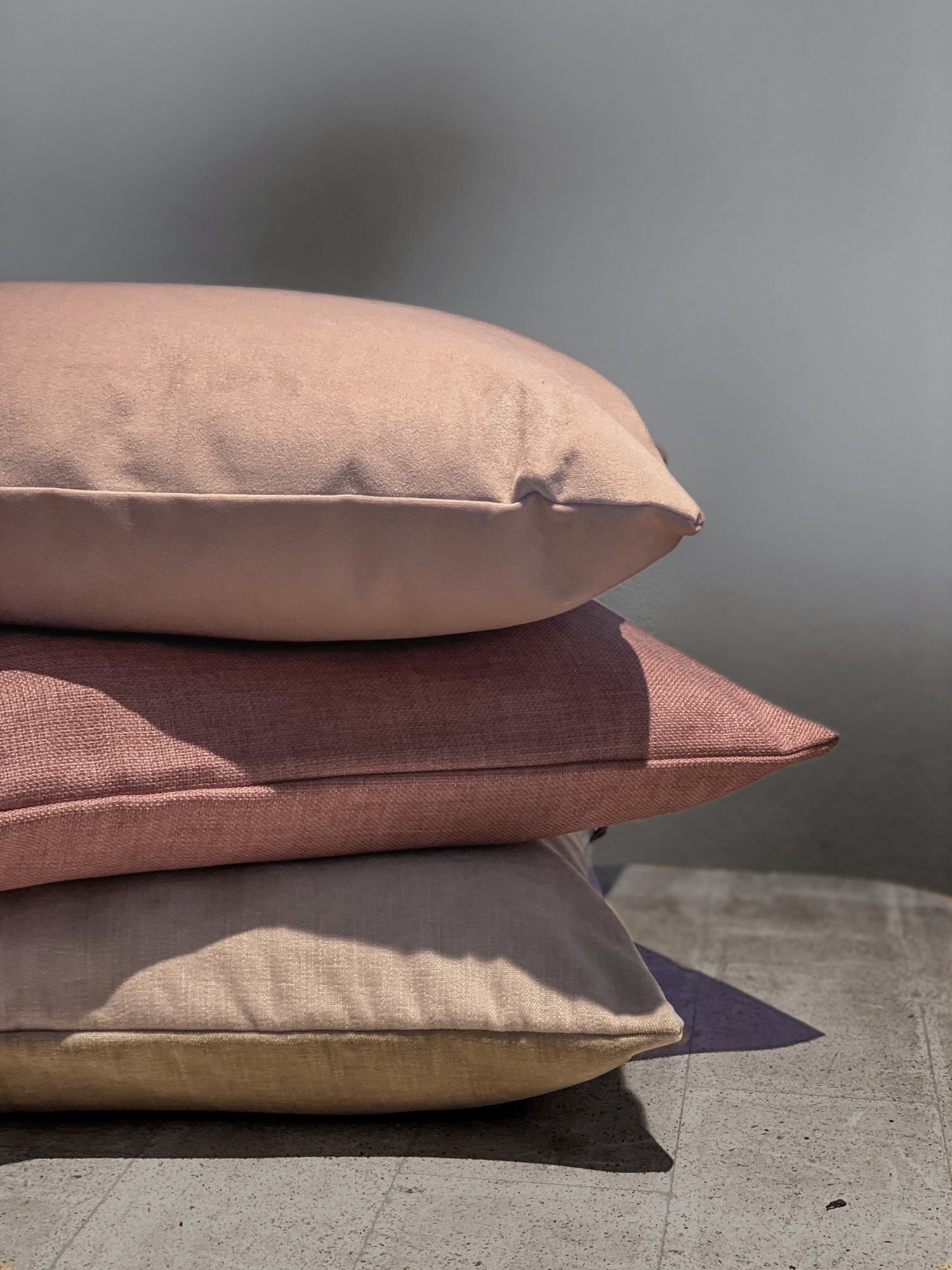 Smukke og elegante puder ivelour og smukt vævet stof. Få dem i den farve du ønsker. På billedet ses tre af vores puder i de rosa nuancer