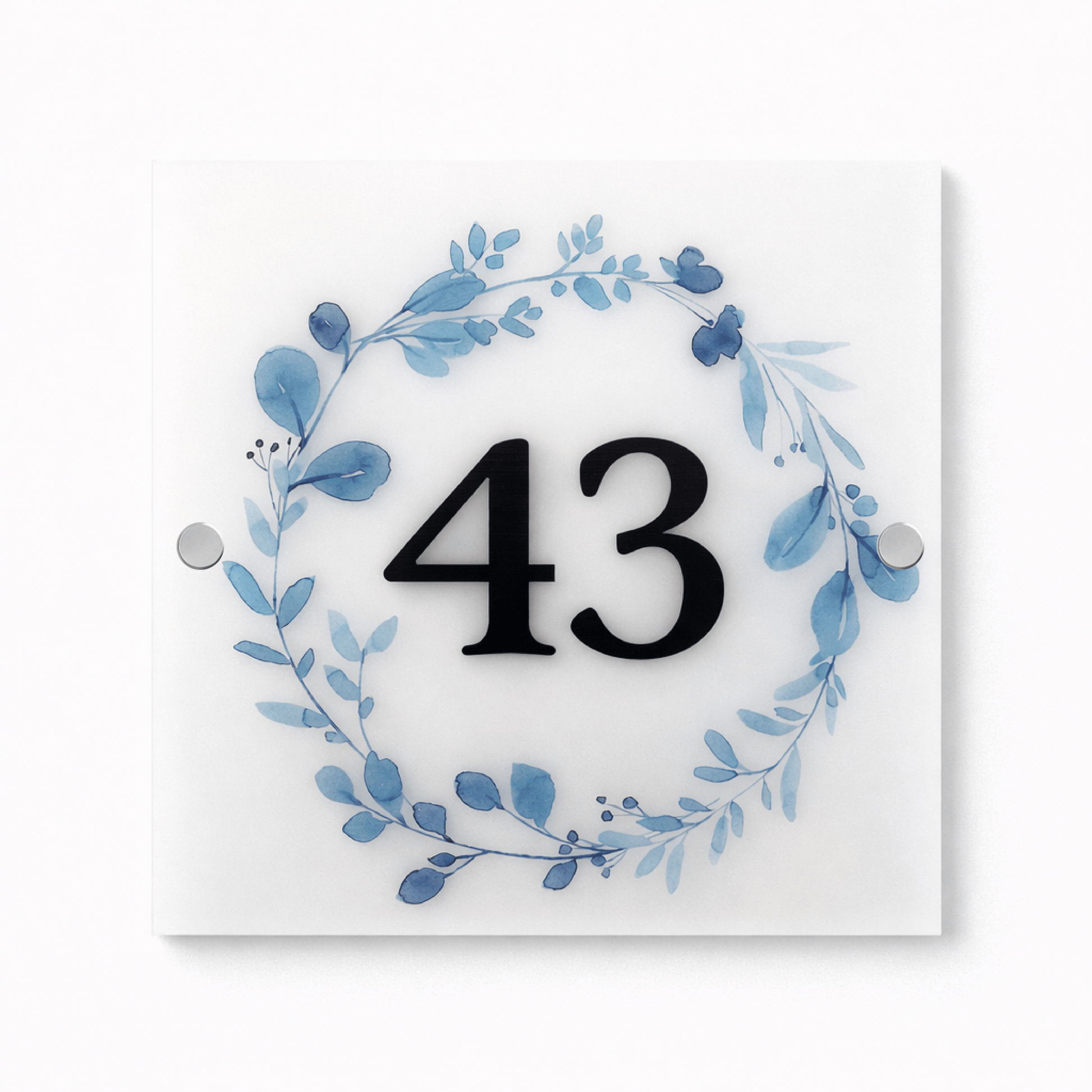 Dørskilt i frostet akryl – Blå Bladkrans & Husnummer – 20x20 cm - MoodTiles